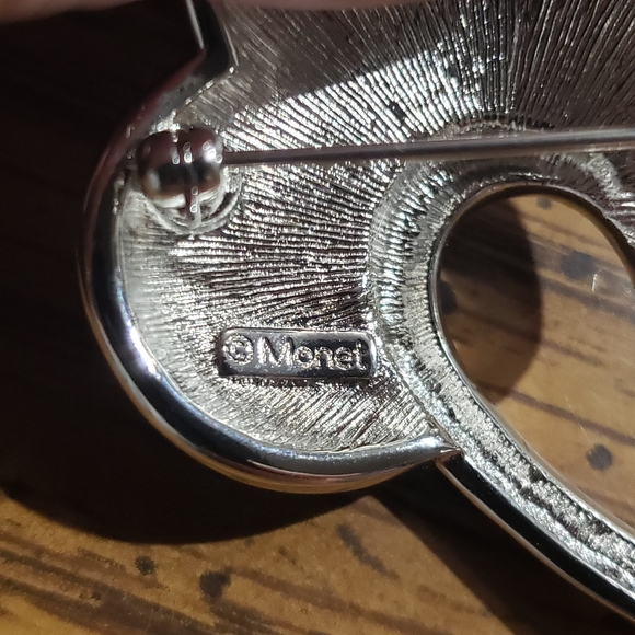 Beautiful Vintage Monet silvertone and Beige Swirl Enamel Flower Brooch - Picture 4 of 8